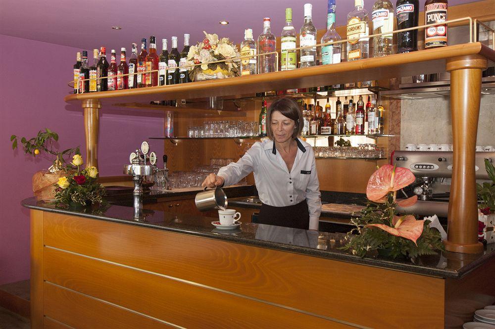 Hotel Dori ペスキエーラ・デル・ガルダ エクステリア 写真